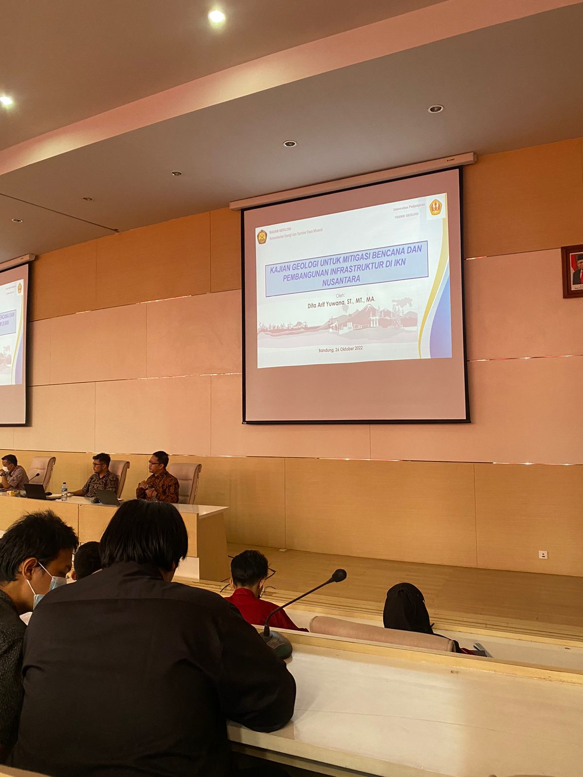 Bukti foto mengikuti seminar